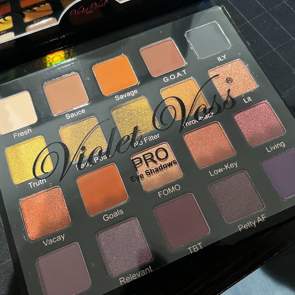 Violet Voss Hashtag - PRO Eyeshadow Palette - Picture 3 of 4